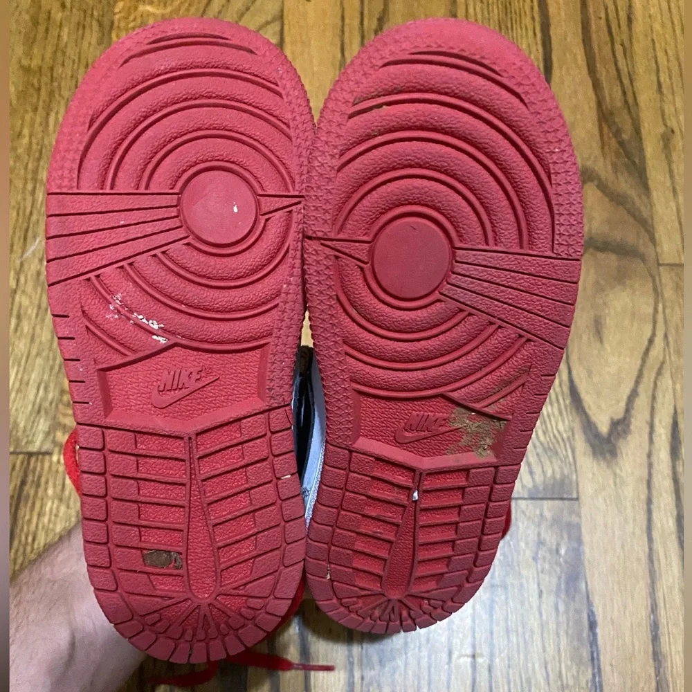 Nike Air Jordan Retro 1 Sneakers - Picture 7 of 7